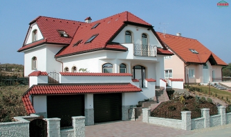 Maison de famille de hauteur variable avec chambre au rez-de-chaussée.